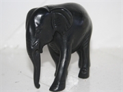 Elefant i sort resin. Husk gratis gave, hurtig og billig levering. Fås hos www.loveurhome.dk 